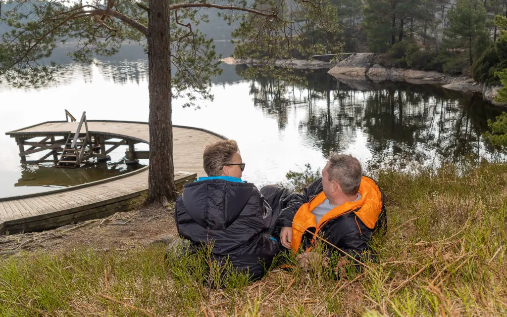 Kvinne og mann slapper av i gresset med sine Utekos Special Edition