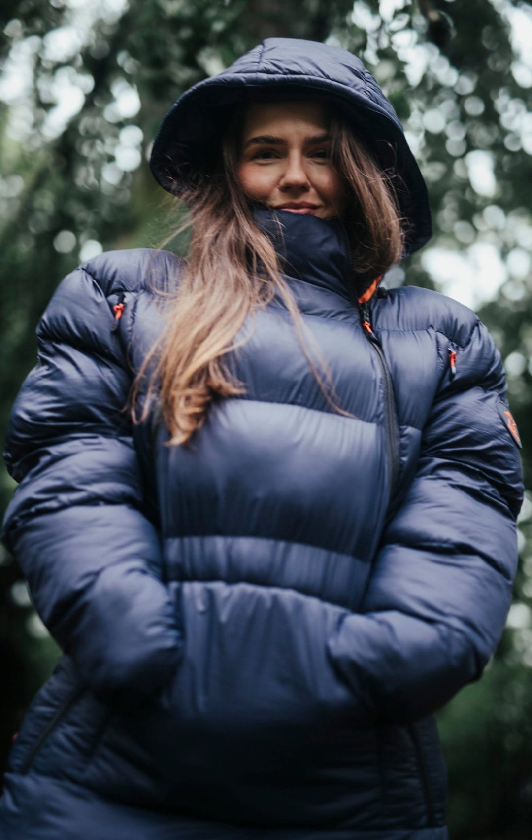 Utekos TechDown™ i mørk blå, fotografert utendørs med hette oppe.