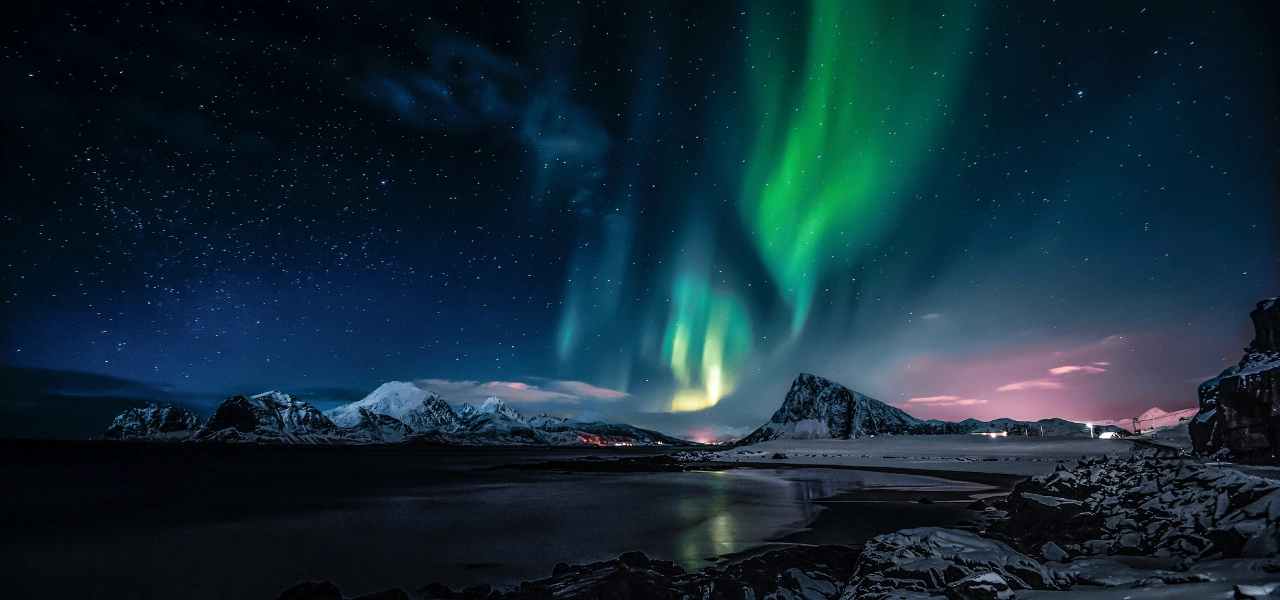 Stemningsfullt bilde av norsk natur i skumringen