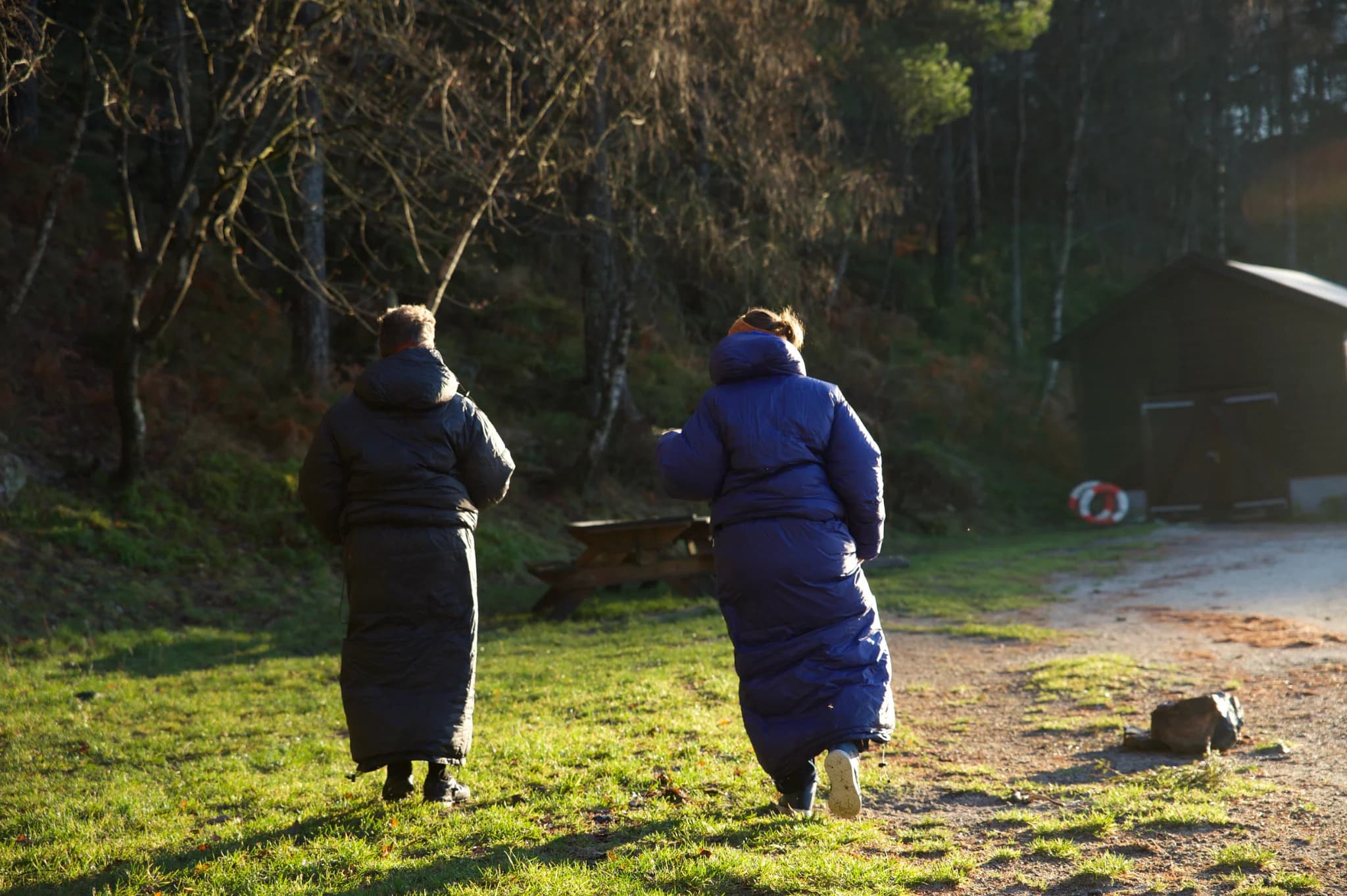 En familie samlet rundt en bålpanne, alle kledd i Utekos.